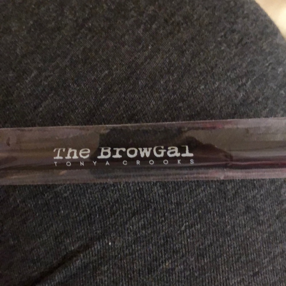 The browgal eyebrow pencil. In medium brown 04.